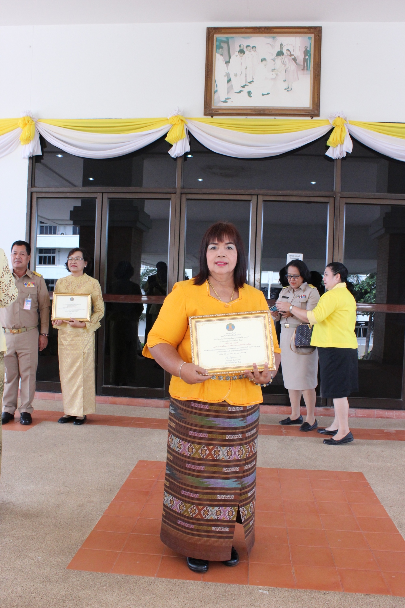 พิธีมอบเกียรติบัตรให้กับผู้ที่ได้รับรางวัลตามโครงการ  “คนกองทุนพัฒนาบทบาทสตรีดีเด่น ปี 2562” และโครงการครัวเรือนสัมมาชีพดีเด่นระดับจังหวัด ปี 2562