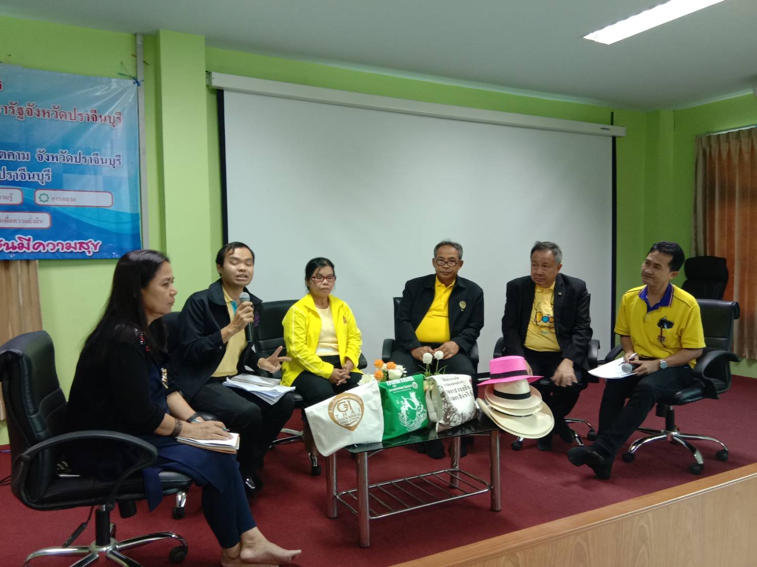 การประชุมเชิงปฏิบัติการทบทวนการพัฒนาเศรษฐกิจฐานรากและประชารัฐจังหวัดปราจีนบุรี