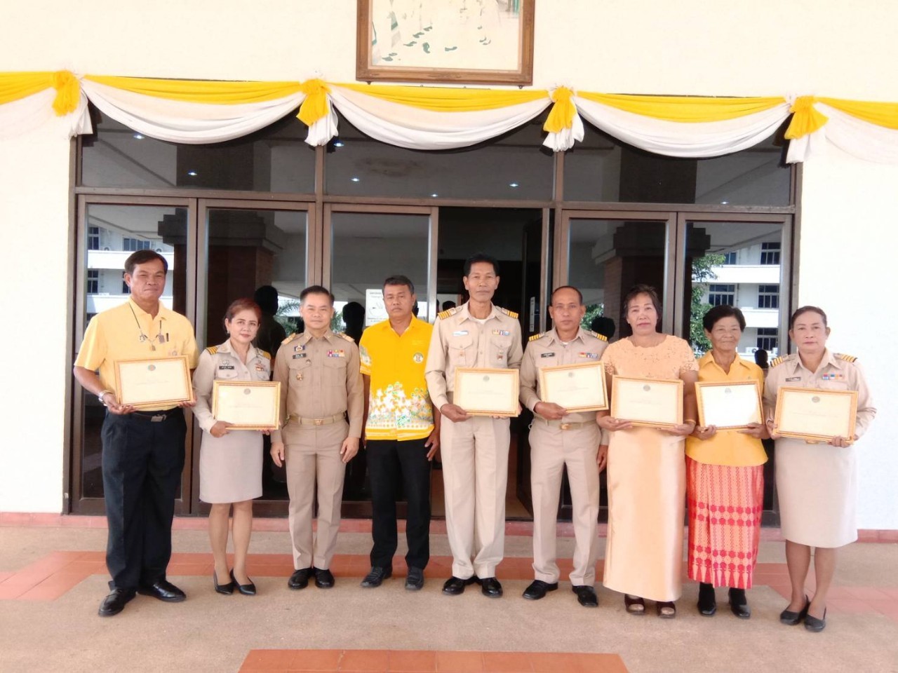 พิธีมอบเกียรติบัตรแก่ผู้ได้รับการรางวัลตามโครงการคัดสรรหมู่บ้านเศรษฐกิจพอเพียง “อยู่เย็น เป็นสุข” และกิจกรรมพัฒนาชุมชนดีเด่น ประจำปี 2562
