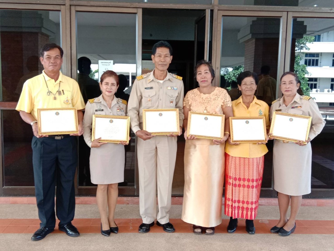พิธีมอบเกียรติบัตรแก่ผู้ได้รับการรางวัลตามโครงการคัดสรรหมู่บ้านเศรษฐกิจพอเพียง “อยู่เย็น เป็นสุข” และกิจกรรมพัฒนาชุมชนดีเด่น ประจำปี 2562