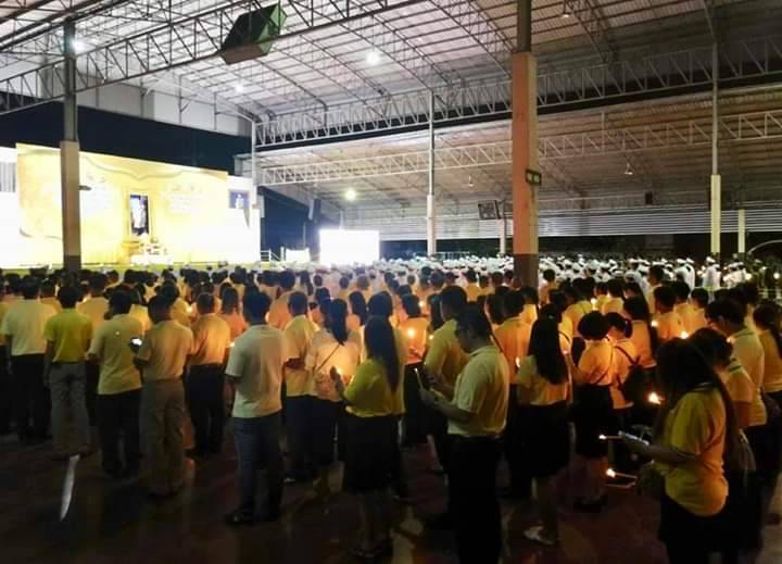 พิธีจุดเทียนเพื่อน้อมรำลึกในพระมหากรุณาธิคุณพระบาทสมเด็จพระบรมชนกาธิเบศร มหาภูมิพลอดุลยเดชมหาราช บรมนาถบพิตร  ณ อาคาร 95 ปี  โรงเรียนปราจิณราษฎรอำรุง  ตำบลหน้าเมือง อำเภอเมืองปราจีนบุรี  จังหวัดปราจีนบุรี