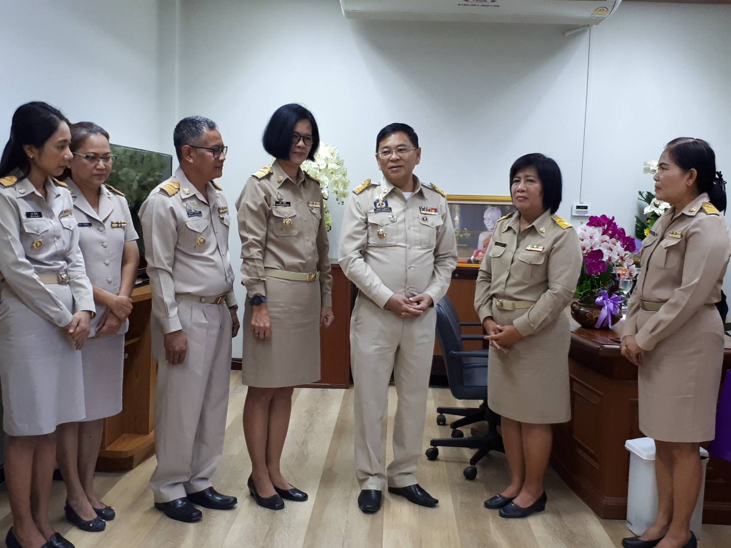 พัฒนาการจังหวัดปราจีนบุรีและคณะ นำแจกันดอกไม้แสดงความยินดีกับนายวรพจน์ แววสิงห์งาม รองผู้ว่าราชการจังหวัดปราจีนบุรี คนใหม่