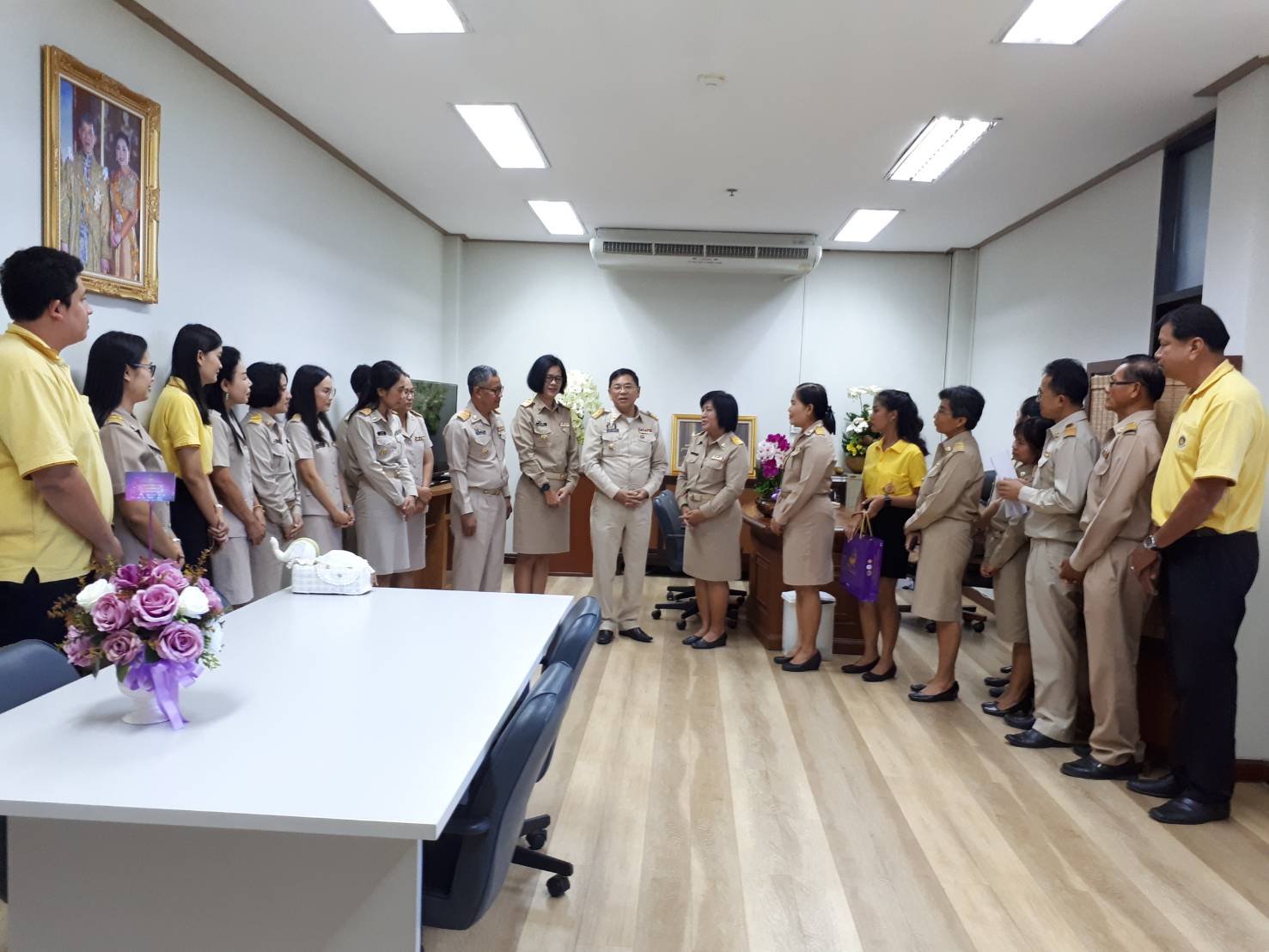 พัฒนาการจังหวัดปราจีนบุรีและคณะ นำแจกันดอกไม้แสดงความยินดีกับนายวรพจน์ แววสิงห์งาม รองผู้ว่าราชการจังหวัดปราจีนบุรี คนใหม่