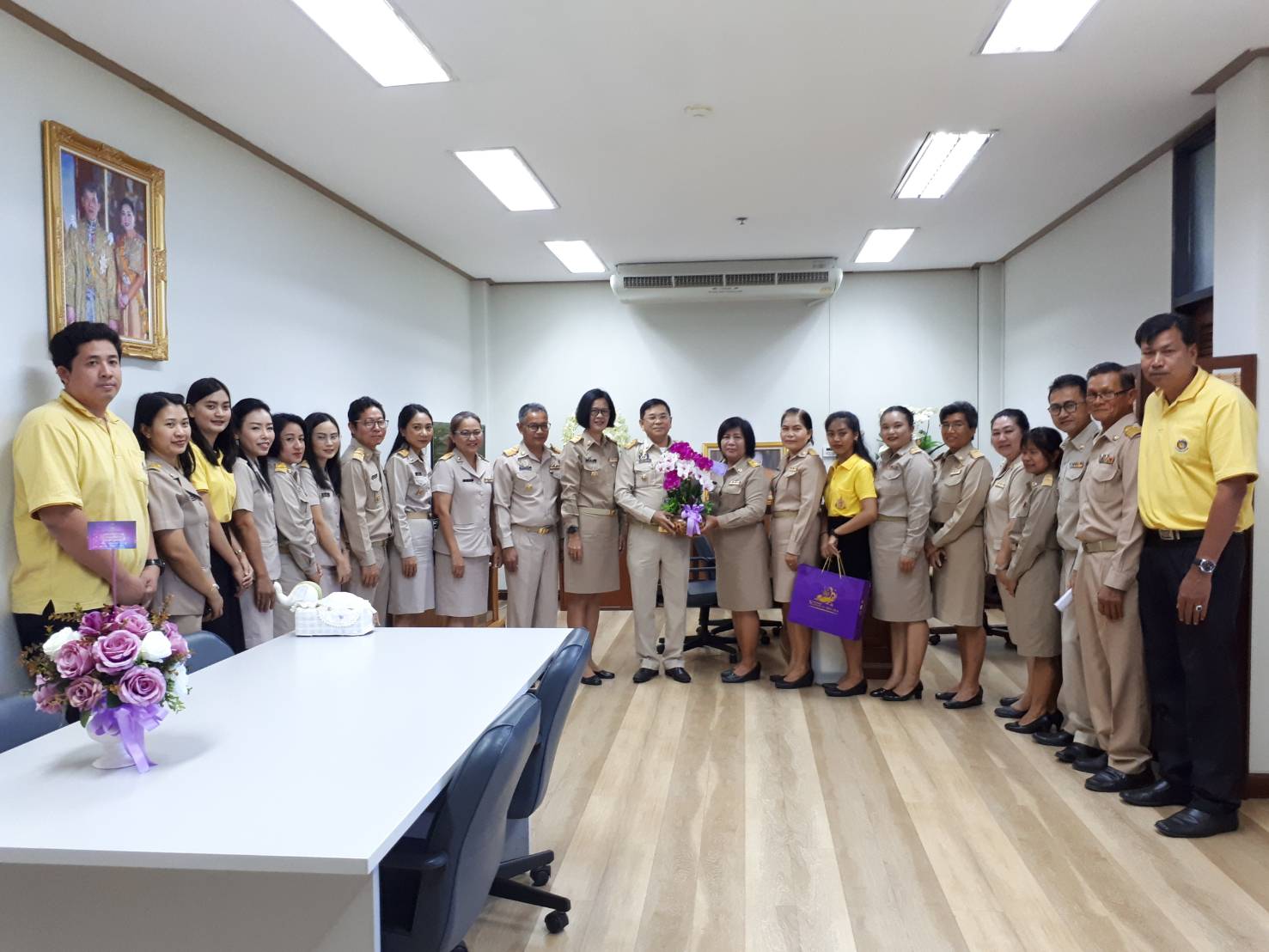 พัฒนาการจังหวัดปราจีนบุรีและคณะ นำแจกันดอกไม้แสดงความยินดีกับนายวรพจน์ แววสิงห์งาม รองผู้ว่าราชการจังหวัดปราจีนบุรี คนใหม่