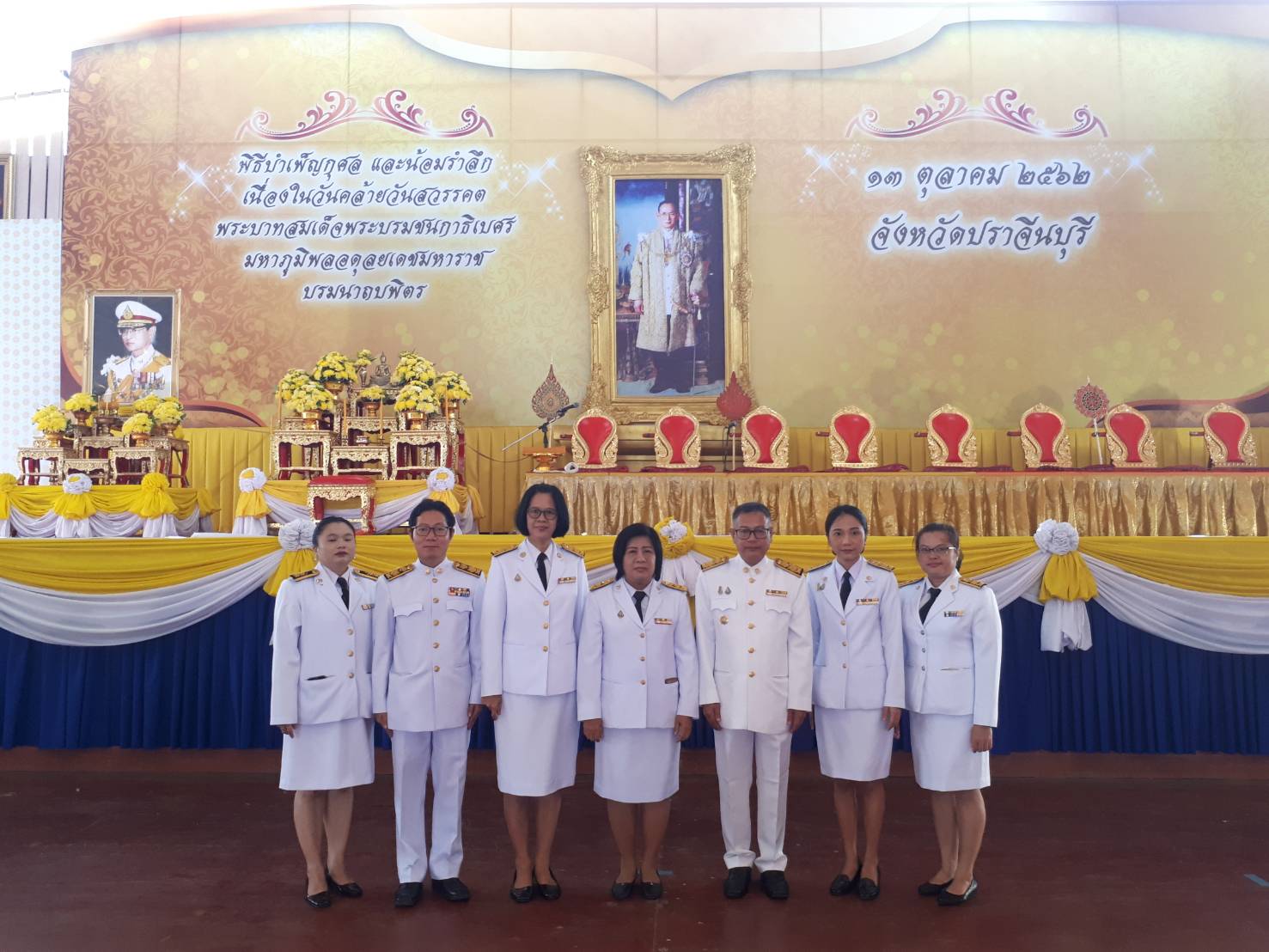 พิธีบำเพ็ญกุศล และนัอมรำลึกเนื่องในวันคล้ายวันสวรรคตพระบาทสมเด็จพระบรมชนกาธิเบศรมหาภูมิพลอดุลยเดชมหาราชบรมนาถบพิตร 13 ตุลาคม 2562 : ทำบุญตักบาตร และวางพวงมาลา