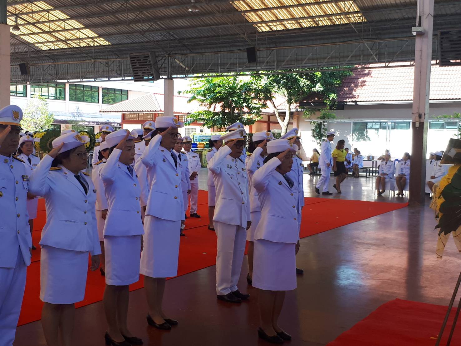 พิธีบำเพ็ญกุศล และนัอมรำลึกเนื่องในวันคล้ายวันสวรรคตพระบาทสมเด็จพระบรมชนกาธิเบศรมหาภูมิพลอดุลยเดชมหาราชบรมนาถบพิตร 13 ตุลาคม 2562 : ทำบุญตักบาตร และวางพวงมาลา