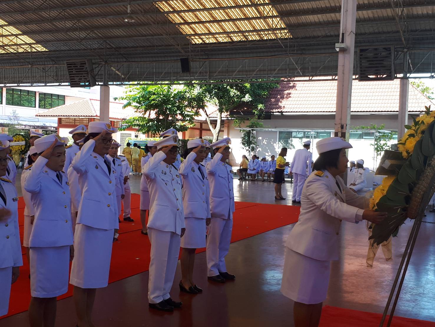 พิธีบำเพ็ญกุศล และนัอมรำลึกเนื่องในวันคล้ายวันสวรรคตพระบาทสมเด็จพระบรมชนกาธิเบศรมหาภูมิพลอดุลยเดชมหาราชบรมนาถบพิตร 13 ตุลาคม 2562 : ทำบุญตักบาตร และวางพวงมาลา