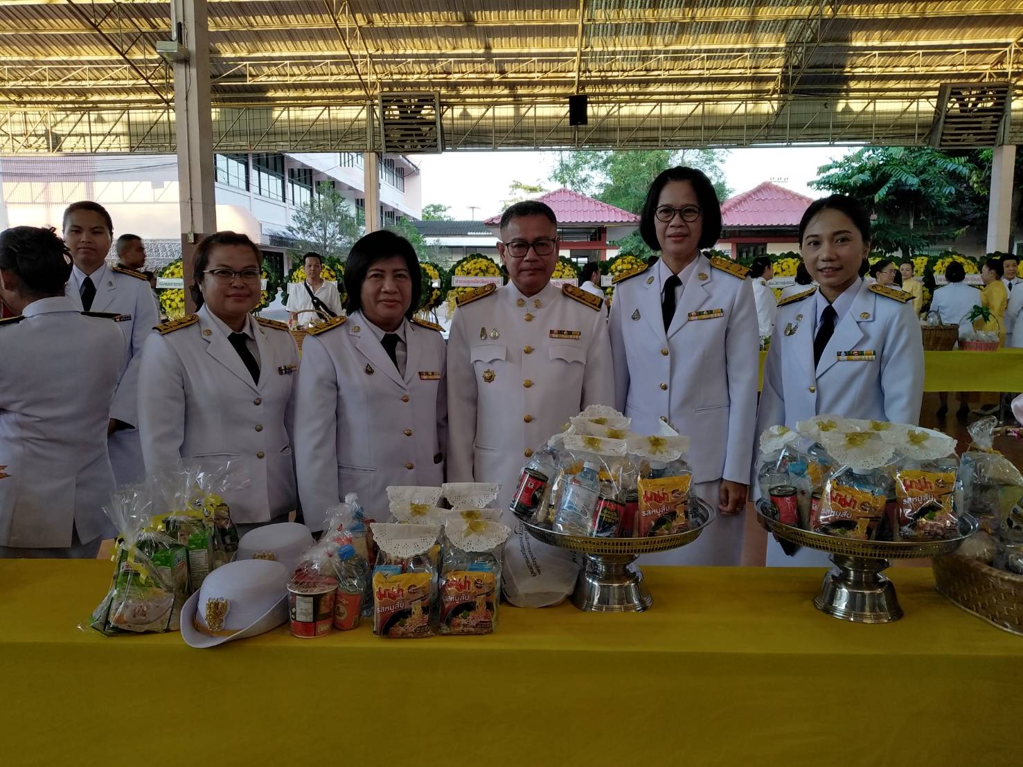 พิธีบำเพ็ญกุศล และนัอมรำลึกเนื่องในวันคล้ายวันสวรรคตพระบาทสมเด็จพระบรมชนกาธิเบศรมหาภูมิพลอดุลยเดชมหาราชบรมนาถบพิตร 13 ตุลาคม 2562 : ทำบุญตักบาตร และวางพวงมาลา
