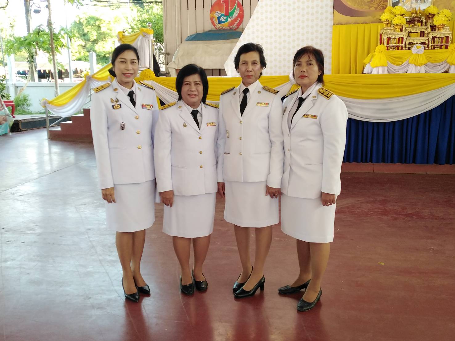 พิธีบำเพ็ญกุศล และนัอมรำลึกเนื่องในวันคล้ายวันสวรรคตพระบาทสมเด็จพระบรมชนกาธิเบศรมหาภูมิพลอดุลยเดชมหาราชบรมนาถบพิตร 13 ตุลาคม 2562 : ทำบุญตักบาตร และวางพวงมาลา