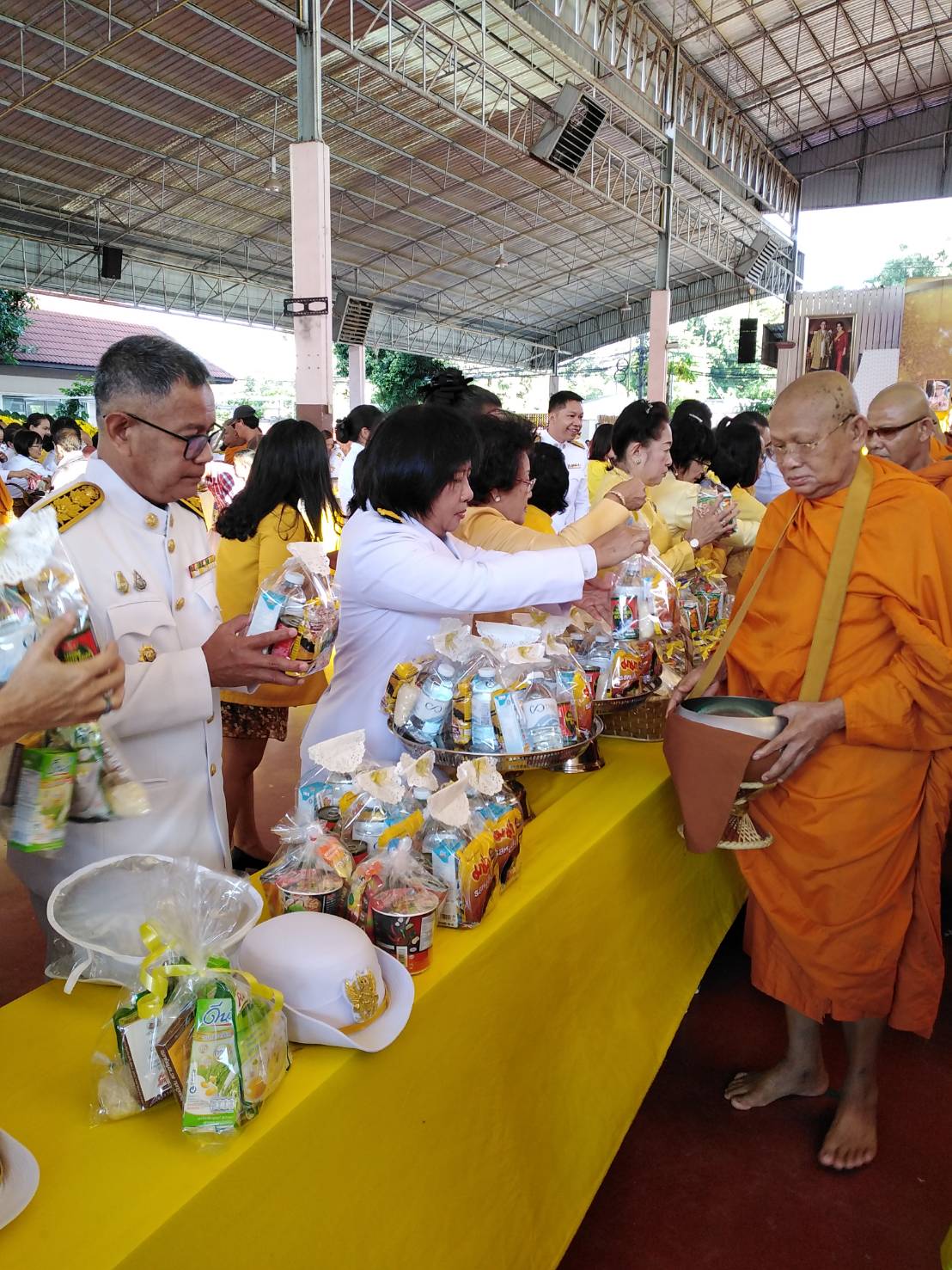 พิธีบำเพ็ญกุศล และนัอมรำลึกเนื่องในวันคล้ายวันสวรรคตพระบาทสมเด็จพระบรมชนกาธิเบศรมหาภูมิพลอดุลยเดชมหาราชบรมนาถบพิตร 13 ตุลาคม 2562 : ทำบุญตักบาตร และวางพวงมาลา