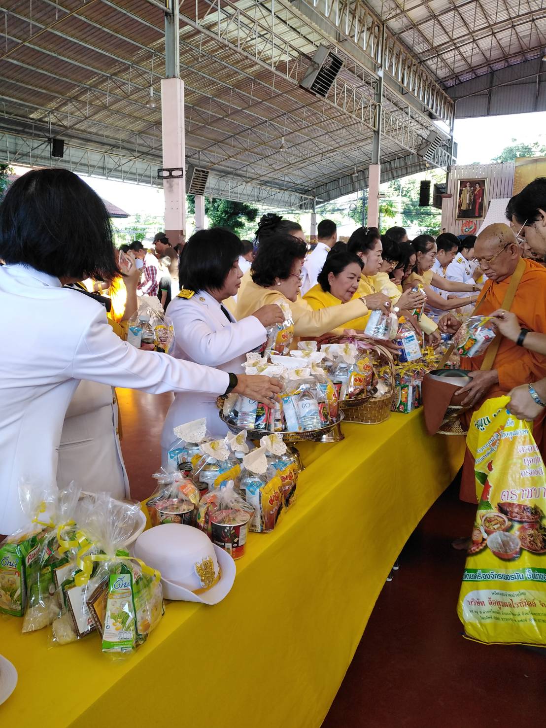 พิธีบำเพ็ญกุศล และนัอมรำลึกเนื่องในวันคล้ายวันสวรรคตพระบาทสมเด็จพระบรมชนกาธิเบศรมหาภูมิพลอดุลยเดชมหาราชบรมนาถบพิตร 13 ตุลาคม 2562 : ทำบุญตักบาตร และวางพวงมาลา