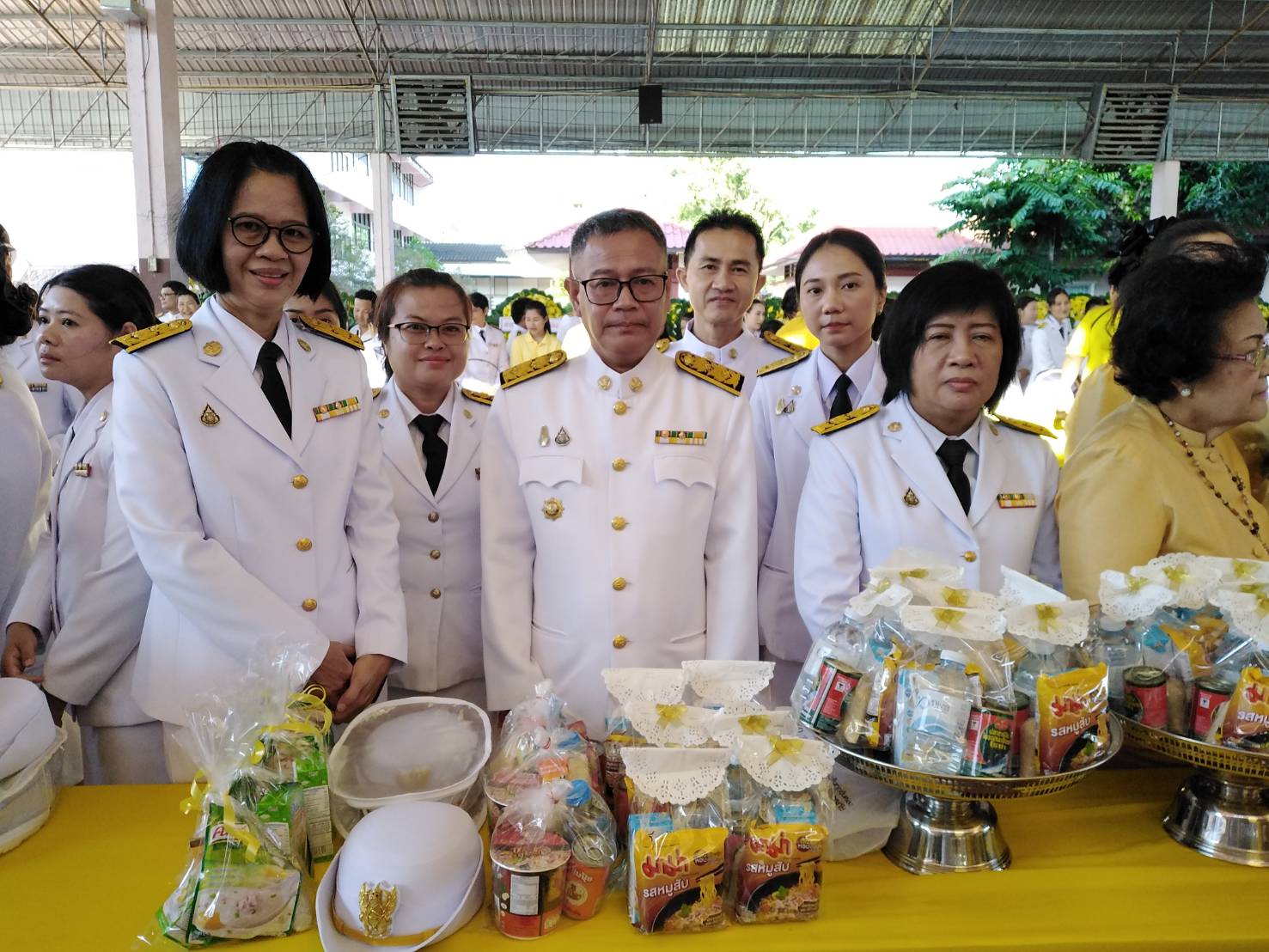 พิธีบำเพ็ญกุศล และนัอมรำลึกเนื่องในวันคล้ายวันสวรรคตพระบาทสมเด็จพระบรมชนกาธิเบศรมหาภูมิพลอดุลยเดชมหาราชบรมนาถบพิตร 13 ตุลาคม 2562 : ทำบุญตักบาตร และวางพวงมาลา