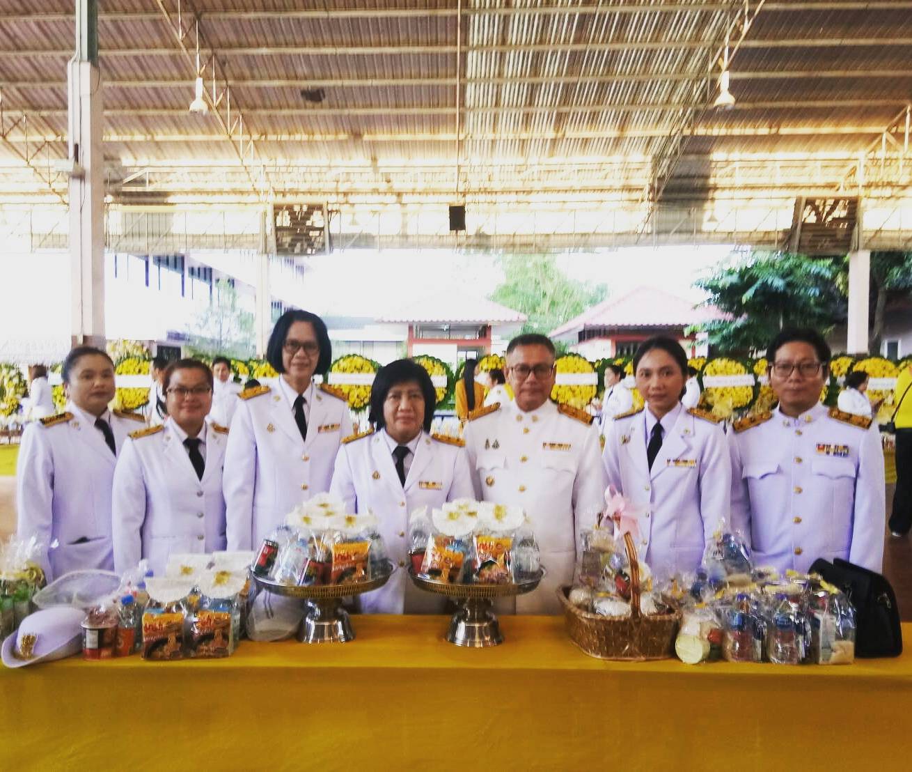 พิธีบำเพ็ญกุศล และนัอมรำลึกเนื่องในวันคล้ายวันสวรรคตพระบาทสมเด็จพระบรมชนกาธิเบศรมหาภูมิพลอดุลยเดชมหาราชบรมนาถบพิตร 13 ตุลาคม 2562 : ทำบุญตักบาตร และวางพวงมาลา