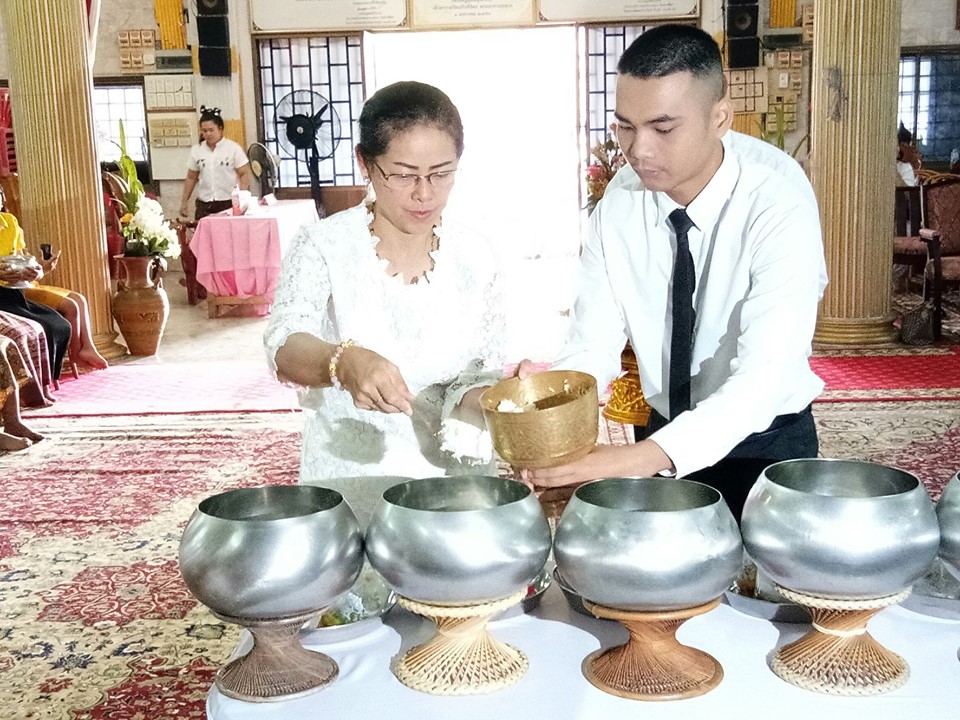 พิธีทำบุญตักบาตรพระสงฆ์ ตามโครงการกิจกรรมบำเพ็ญกุศลอุทิศถวายพระราชกุศลแด่พระบาทสมเด็จพระบรมชนกาธิเบศร มหาภูมิพลอดุลยเดชมหาราช บรมนาถบพิตร