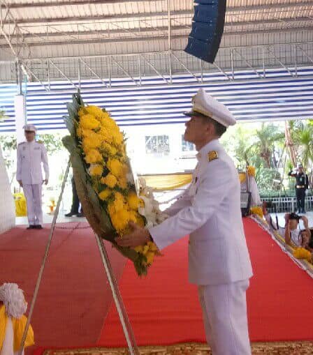 พิธีบำเพ็ญกุศล และนัอมรำลึกเนื่องในวันคล้ายวันสวรรคตพระบาทสมเด็จพระบรมชนกาธิเบศรมหาภูมิพลอดุลยเดชมหาราชบรมนาถบพิตร 13 ตุลาคม 2562 : ทำบุญตักบาตร และวางพวงมาลา