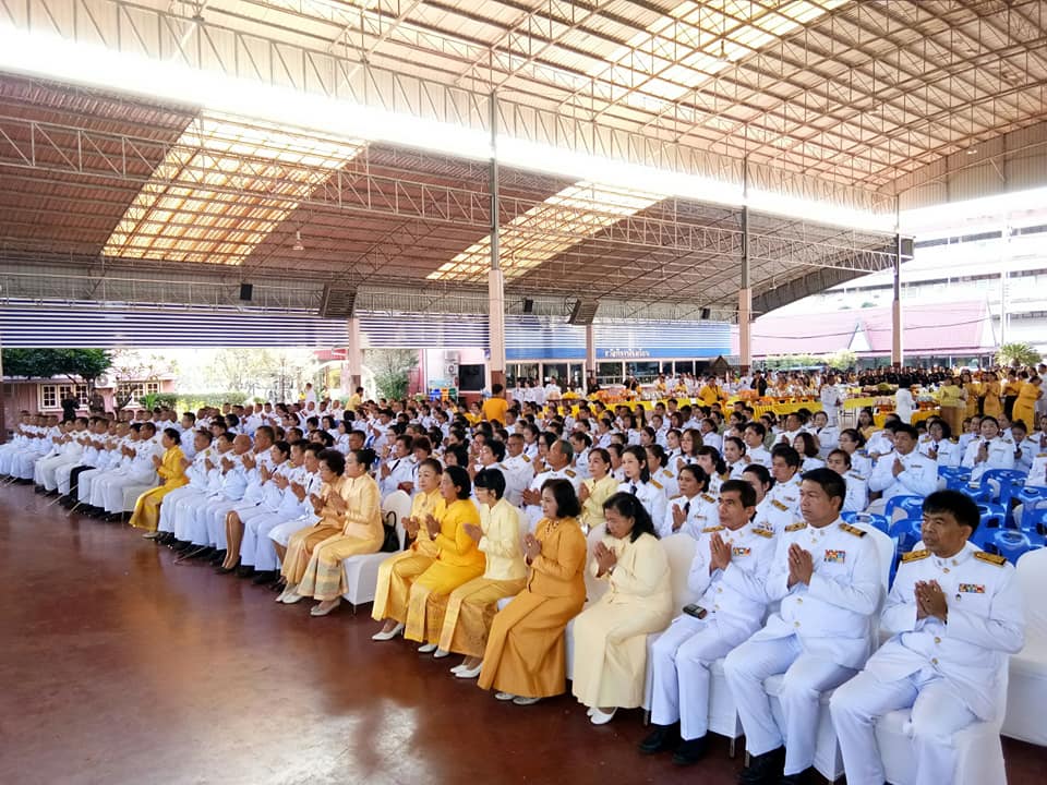 พิธีบำเพ็ญกุศล และนัอมรำลึกเนื่องในวันคล้ายวันสวรรคตพระบาทสมเด็จพระบรมชนกาธิเบศรมหาภูมิพลอดุลยเดชมหาราชบรมนาถบพิตร 13 ตุลาคม 2562 : ทำบุญตักบาตร และวางพวงมาลา