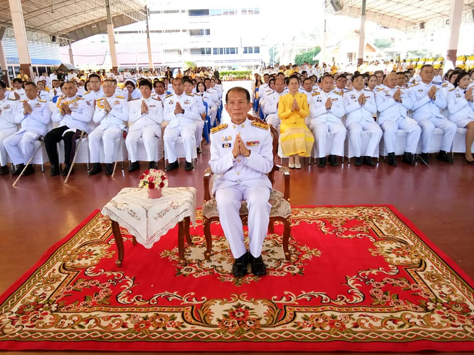 พิธีบำเพ็ญกุศล และนัอมรำลึกเนื่องในวันคล้ายวันสวรรคตพระบาทสมเด็จพระบรมชนกาธิเบศรมหาภูมิพลอดุลยเดชมหาราชบรมนาถบพิตร 13 ตุลาคม 2562 : ทำบุญตักบาตร และวางพวงมาลา