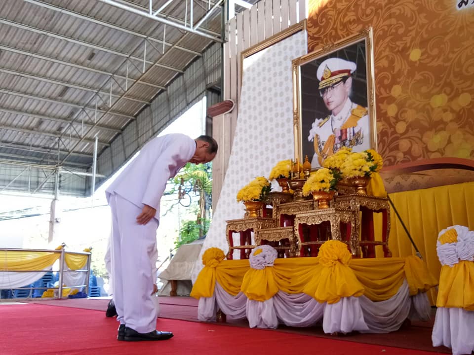 พิธีบำเพ็ญกุศล และนัอมรำลึกเนื่องในวันคล้ายวันสวรรคตพระบาทสมเด็จพระบรมชนกาธิเบศรมหาภูมิพลอดุลยเดชมหาราชบรมนาถบพิตร 13 ตุลาคม 2562 : ทำบุญตักบาตร และวางพวงมาลา