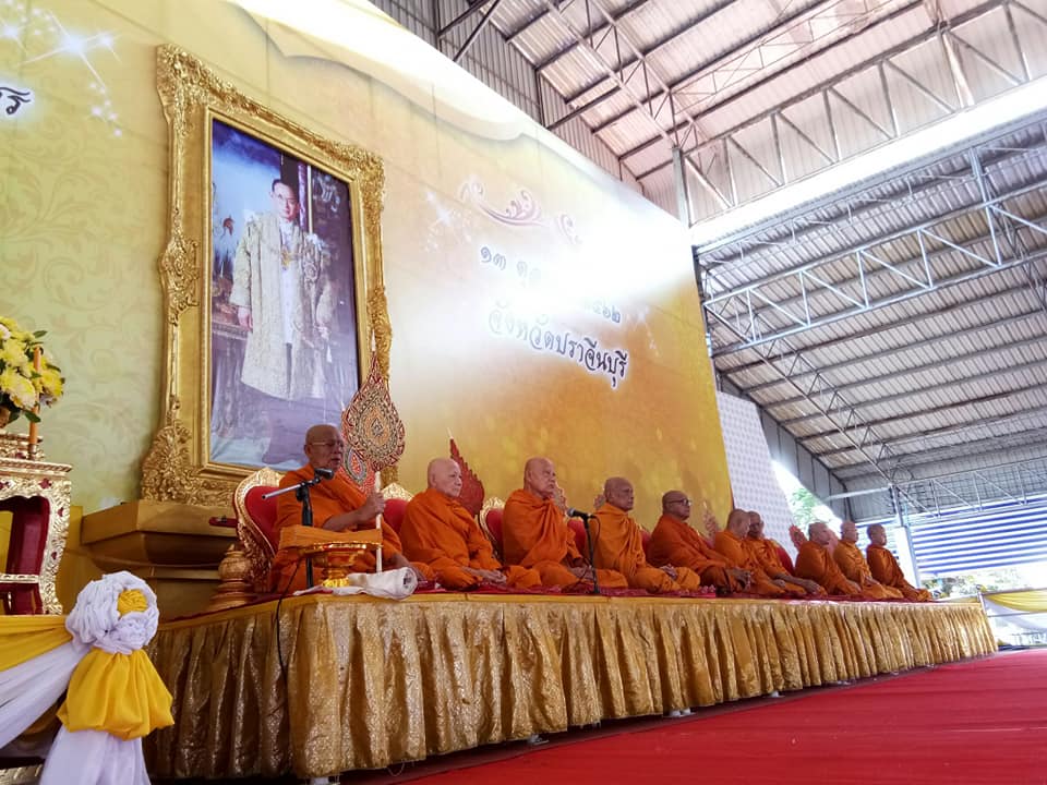 พิธีบำเพ็ญกุศล และนัอมรำลึกเนื่องในวันคล้ายวันสวรรคตพระบาทสมเด็จพระบรมชนกาธิเบศรมหาภูมิพลอดุลยเดชมหาราชบรมนาถบพิตร 13 ตุลาคม 2562 : ทำบุญตักบาตร และวางพวงมาลา