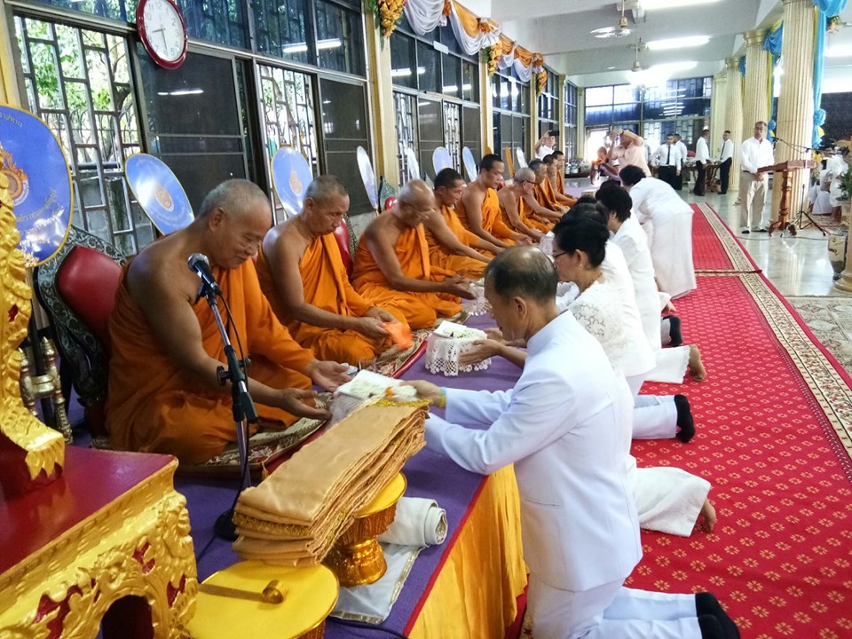 พิธีทำบุญตักบาตรพระสงฆ์ ตามโครงการกิจกรรมบำเพ็ญกุศลอุทิศถวายพระราชกุศลแด่พระบาทสมเด็จพระบรมชนกาธิเบศร มหาภูมิพลอดุลยเดชมหาราช บรมนาถบพิตร