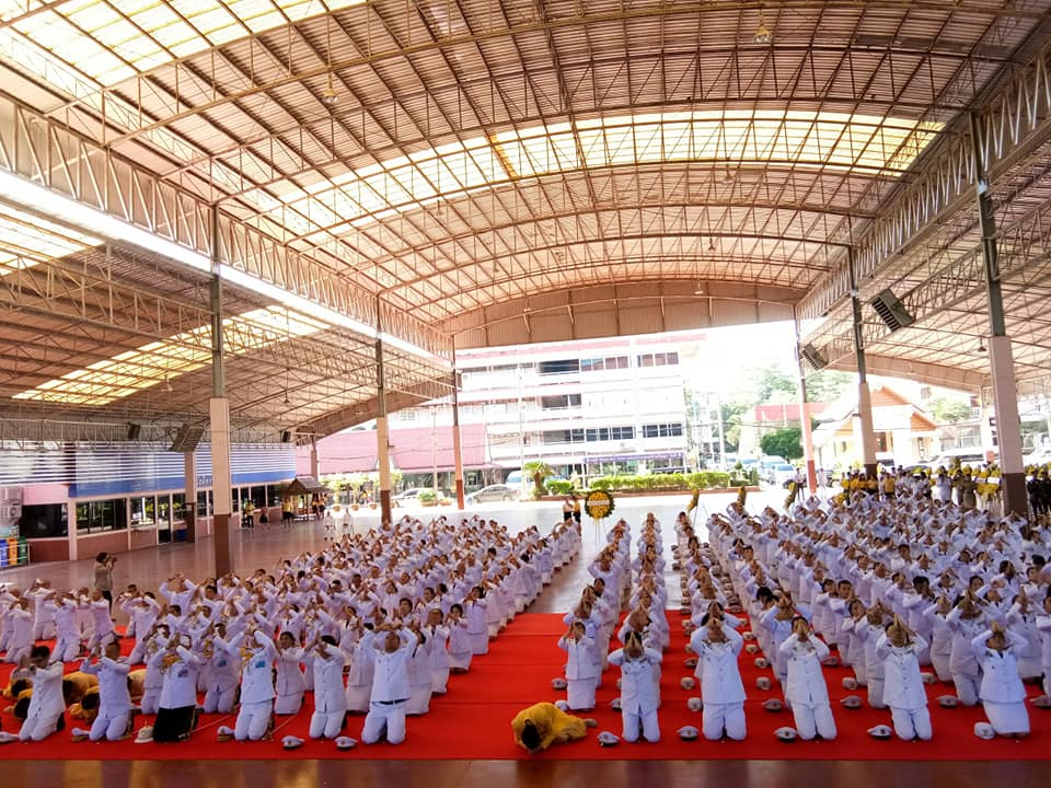 พิธีบำเพ็ญกุศล และนัอมรำลึกเนื่องในวันคล้ายวันสวรรคตพระบาทสมเด็จพระบรมชนกาธิเบศรมหาภูมิพลอดุลยเดชมหาราชบรมนาถบพิตร 13 ตุลาคม 2562 : ทำบุญตักบาตร และวางพวงมาลา