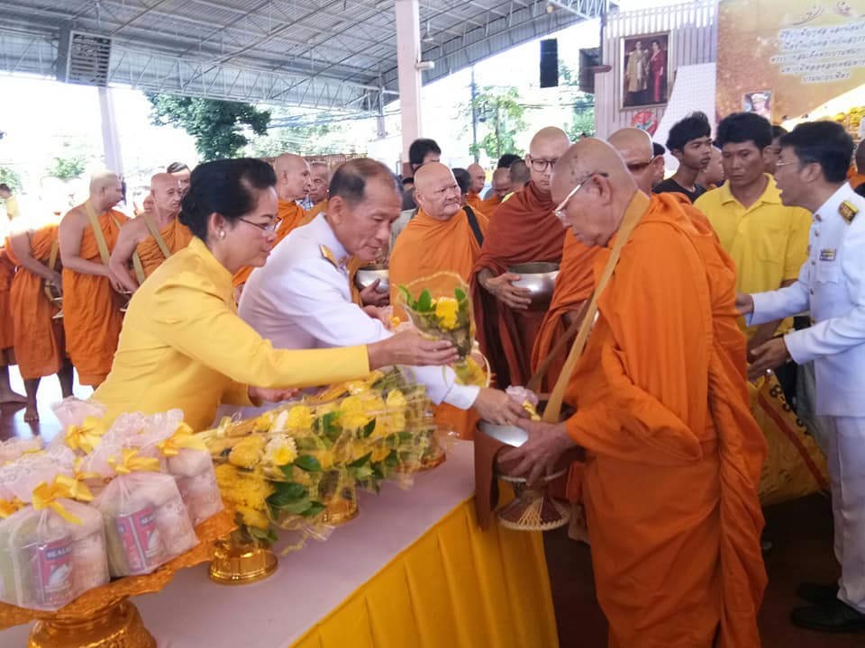 พิธีบำเพ็ญกุศล และนัอมรำลึกเนื่องในวันคล้ายวันสวรรคตพระบาทสมเด็จพระบรมชนกาธิเบศรมหาภูมิพลอดุลยเดชมหาราชบรมนาถบพิตร 13 ตุลาคม 2562 : ทำบุญตักบาตร และวางพวงมาลา