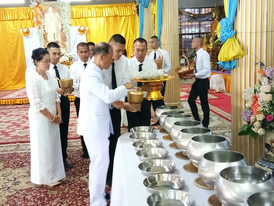 พิธีทำบุญตักบาตรพระสงฆ์ ตามโครงการกิจกรรมบำเพ็ญกุศลอุทิศถวายพระราชกุศลแด่พระบาทสมเด็จพระบรมชนกาธิเบศร มหาภูมิพลอดุลยเดชมหาราช บรมนาถบพิตร