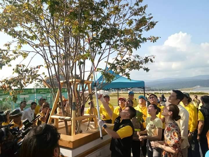 พิธีเปิดโครงการและกิจกรรมปลูกต้นไม้และปลูกป่าเฉลิมพระเกียรติ เนื่องในโอกาสมหามงคลพระราชพิธีบรมราชาภิเษก และกิจกรรมบำรุงรักษาต้นไม้ เนื่องใน “วันรักต้นไม้ประจำปีของชาติ” ภายใต้ชื่องาน “รวมใจไทย ปลูกต้นไม้ เพื่อแผ่นดิน” สืบสานสู่ 100 ล้านต้น