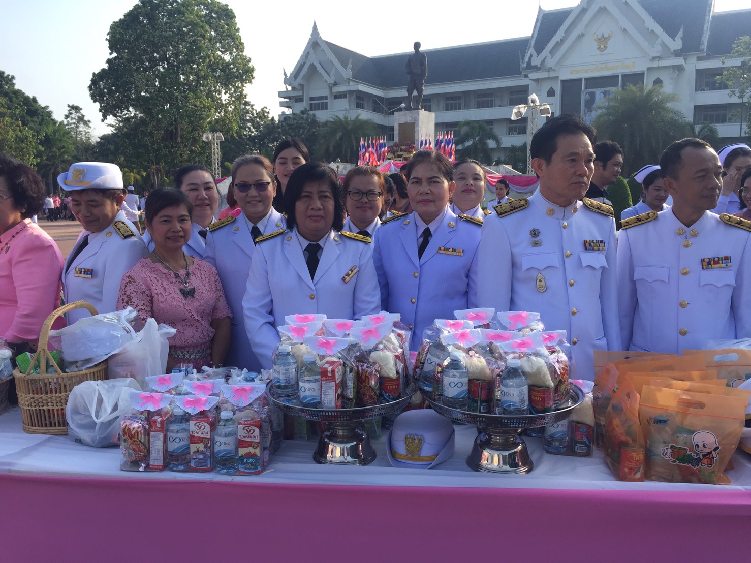 พิธีทำบุญตักบาตรพระสงฆ์เนื่องในวันคล้ายวันสวรรคตพระบาทสมเด็จพระจุลจอมเกล้าเจ้าอยู่หัว พิธีวางพวงมาลาและถวายบังคมพระบาทสมเด็จพระจุลจอมเกล้าเจ้าอยู่หัว