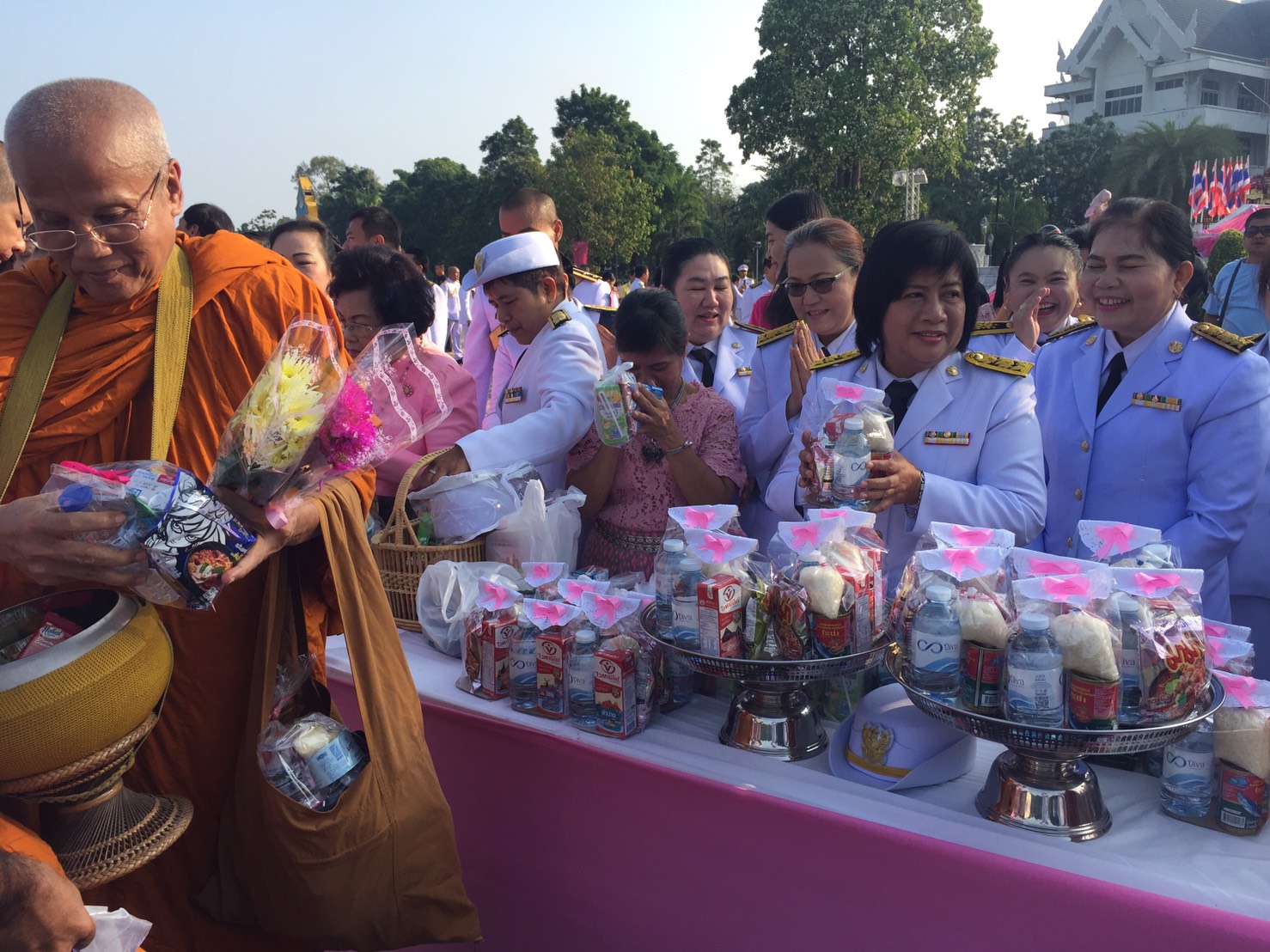พิธีทำบุญตักบาตรพระสงฆ์เนื่องในวันคล้ายวันสวรรคตพระบาทสมเด็จพระจุลจอมเกล้าเจ้าอยู่หัว พิธีวางพวงมาลาและถวายบังคมพระบาทสมเด็จพระจุลจอมเกล้าเจ้าอยู่หัว