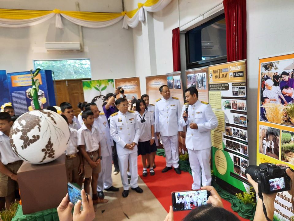 พิธีวางพานพุ่มดอกไม้สด เนื่องใน “วันพระบิดาแห่งฝนหลวง” ประจำปี 2562