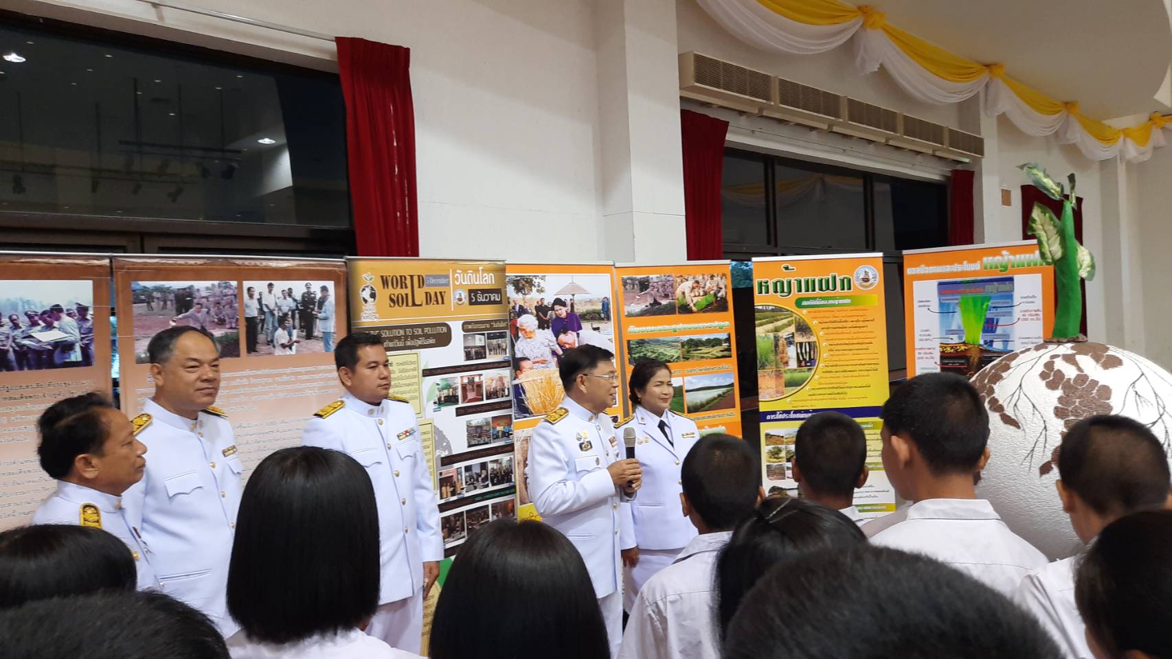 พิธีวางพานพุ่มดอกไม้สด เนื่องใน “วันพระบิดาแห่งฝนหลวง” ประจำปี 2562
