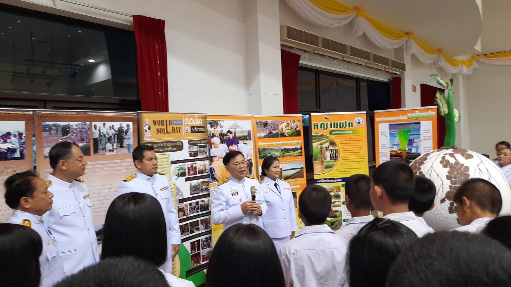 พิธีวางพานพุ่มดอกไม้สด เนื่องใน “วันพระบิดาแห่งฝนหลวง” ประจำปี 2562