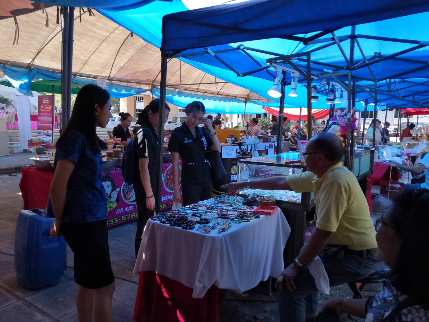 โครงการตลาดประชารัฐ คนไทยยิ้มได้