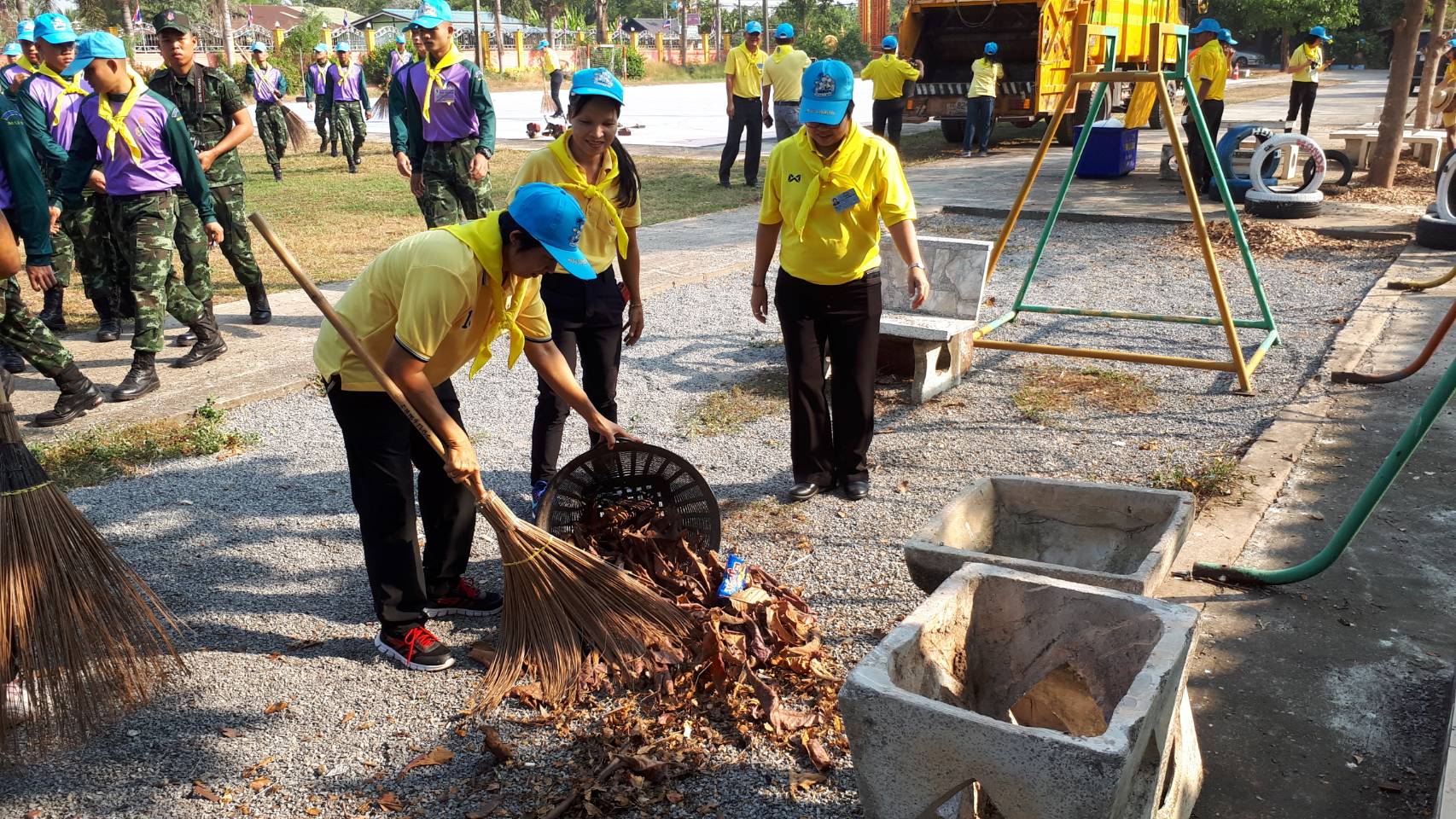 กิจกรรมจิตอาสาพัฒนา ในโอกาสวันคล้ายวันทรงปราบดาภิเษกสมเด็จพระเจ้าตากสินมหาราช : กิจกรรมจิตอาสาพัฒนาปรับปรุงภูมิทัศน์
