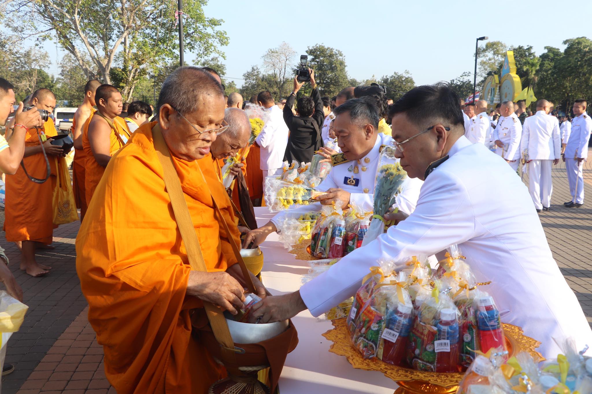 พิธีทำบุญตักบาตรพระสงฆ์สามเณร จำนวน ๘๙ รูป : กิจกรรมเนื่องในวันพ่อแห่งชาติ ๕ ธันวาคม ๒๕๖๒