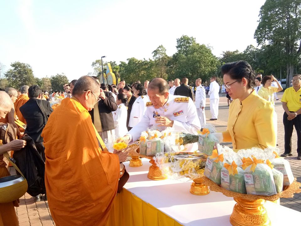 พิธีทำบุญตักบาตรพระสงฆ์สามเณร จำนวน ๘๙ รูป : กิจกรรมเนื่องในวันพ่อแห่งชาติ ๕ ธันวาคม ๒๕๖๒