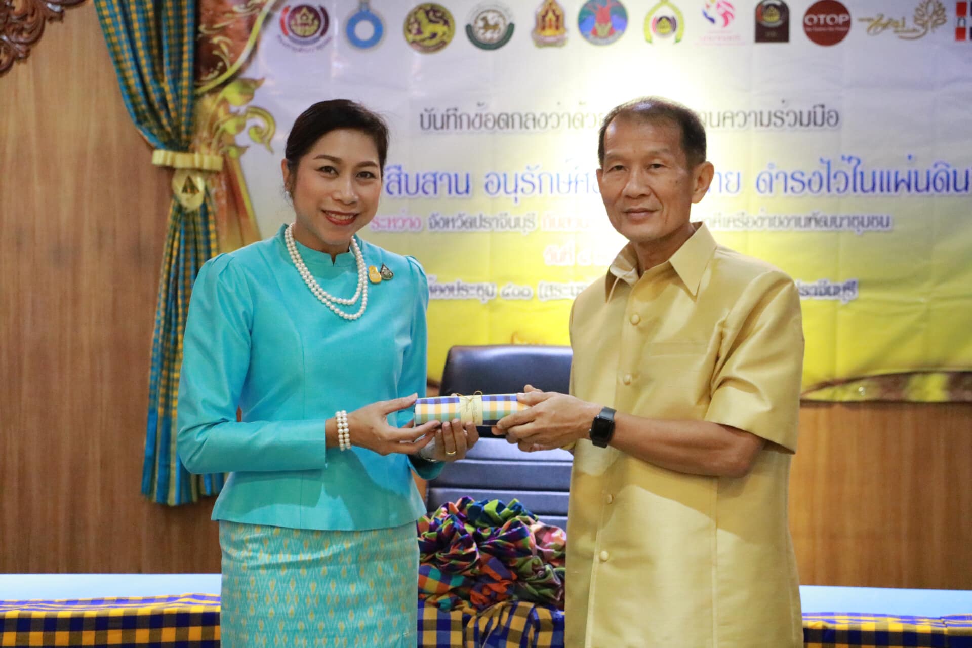 พิธีและลงนามในบันทึกข้อตกลง ว่าด้วยการประสานความร่วมมือโครงการ “สืบสาน อนุรักษ์ศิลป์ผ้าถิ่นไทย ดำรงไว้ในแผ่นดิน” ระหว่างจังหวัดปราจีนบุรีกับส่วนราชการ องค์กรภาคีเครือข่ายในงานพัฒนาชุมชน