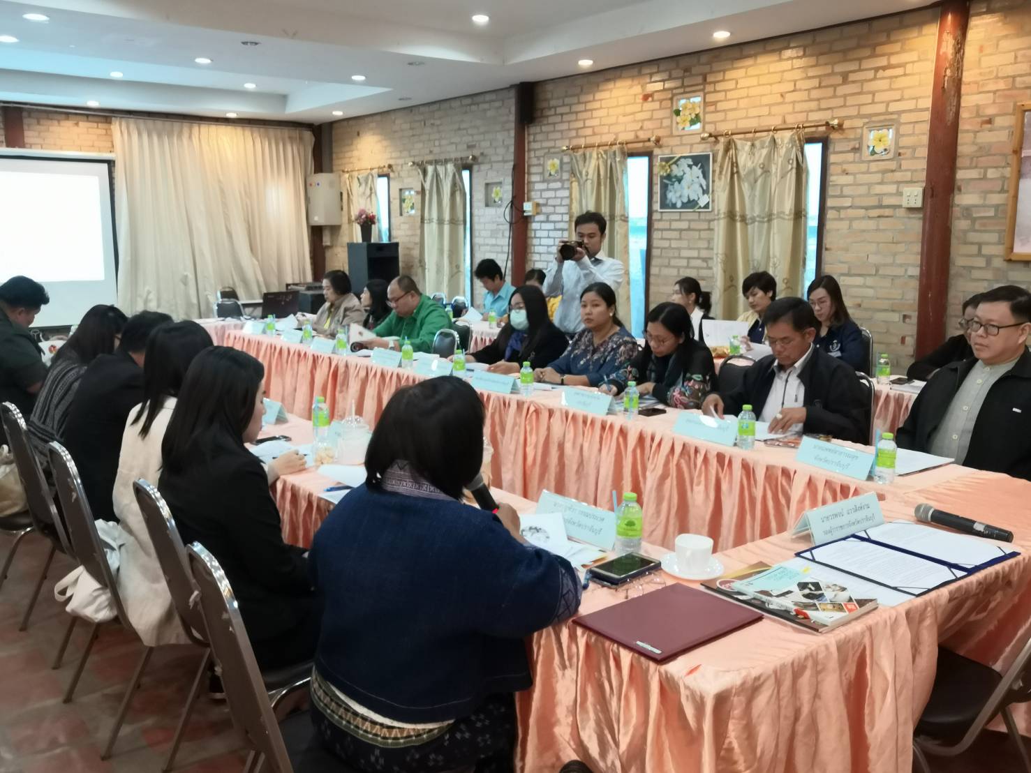การประชุมคัดเลือกกลุ่มผู้ผลิตชุมชนโดยคณะกรรมการเครือข่ายองค์ความรู้ KBO จังหวัด และผู้เกี่ยวข้อง(เจ้าหน้าที่พัฒนาชุมชนจังหวัด/อำเภอ) ตามโครงการพัฒนาศักยภาพเครือข่ายองค์ความรู้ Knowledge – Based OTOP (KBO) จังหวัด ปี 2563