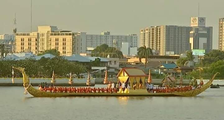 พิธีถวายราชสักการะเบื้องหน้าพระบรมฉายาลักษณ์พระบาทสมเด็จพระเจ้าอยู่หัวช่วงพระราชพิธีเสด็จพระราชดำเนินเลียบพระนครโดยขบวนพยุหยาตราทางชลมารค เนื่องในพระราชพิธีบรมราชาภิเษก พุทธศักราช 2562