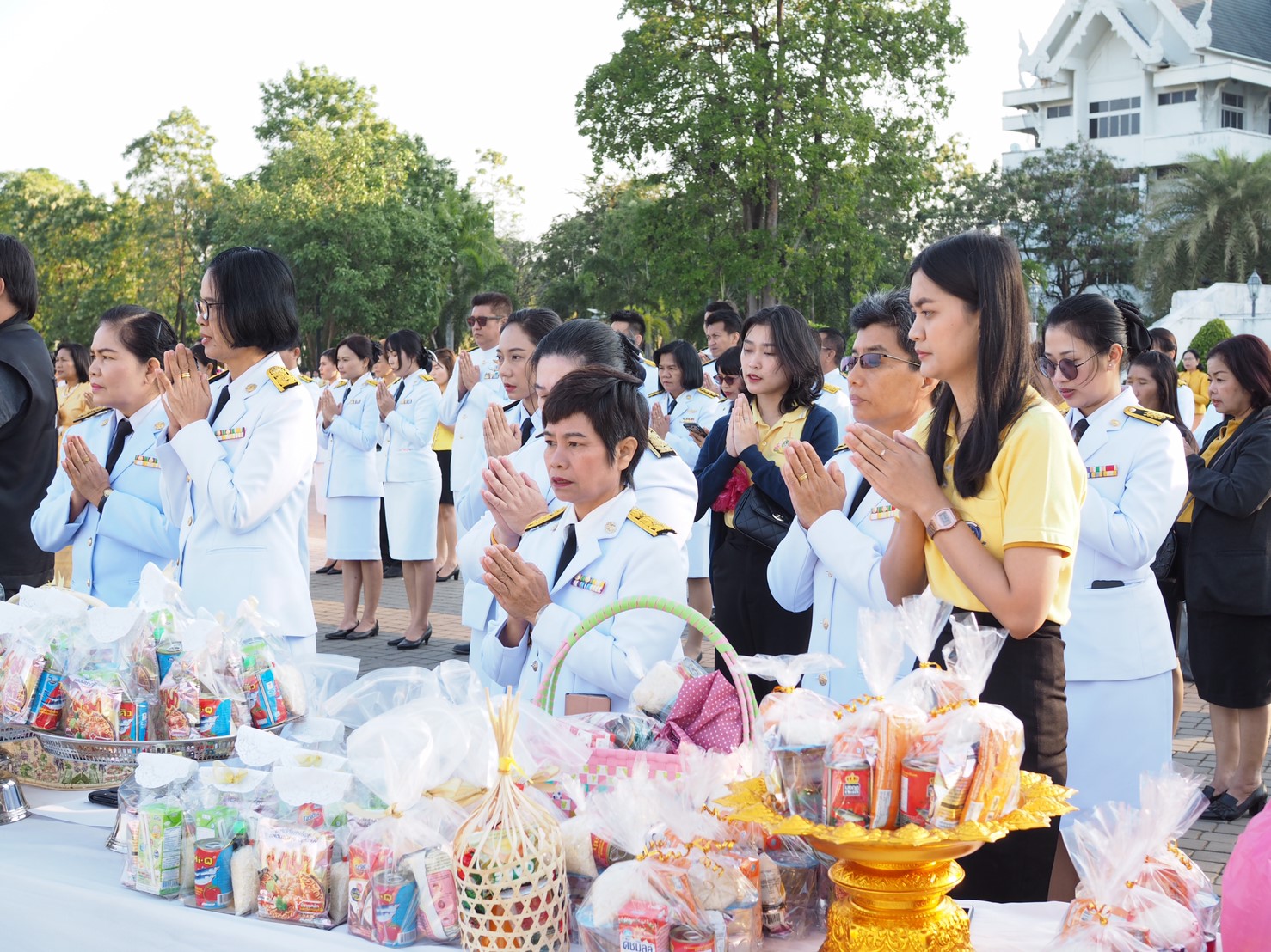 พิธีทำบุญตักบาตรพระสงฆ์สามเณร จำนวน ๘๙ รูป : กิจกรรมเนื่องในวันพ่อแห่งชาติ ๕ ธันวาคม ๒๕๖๒