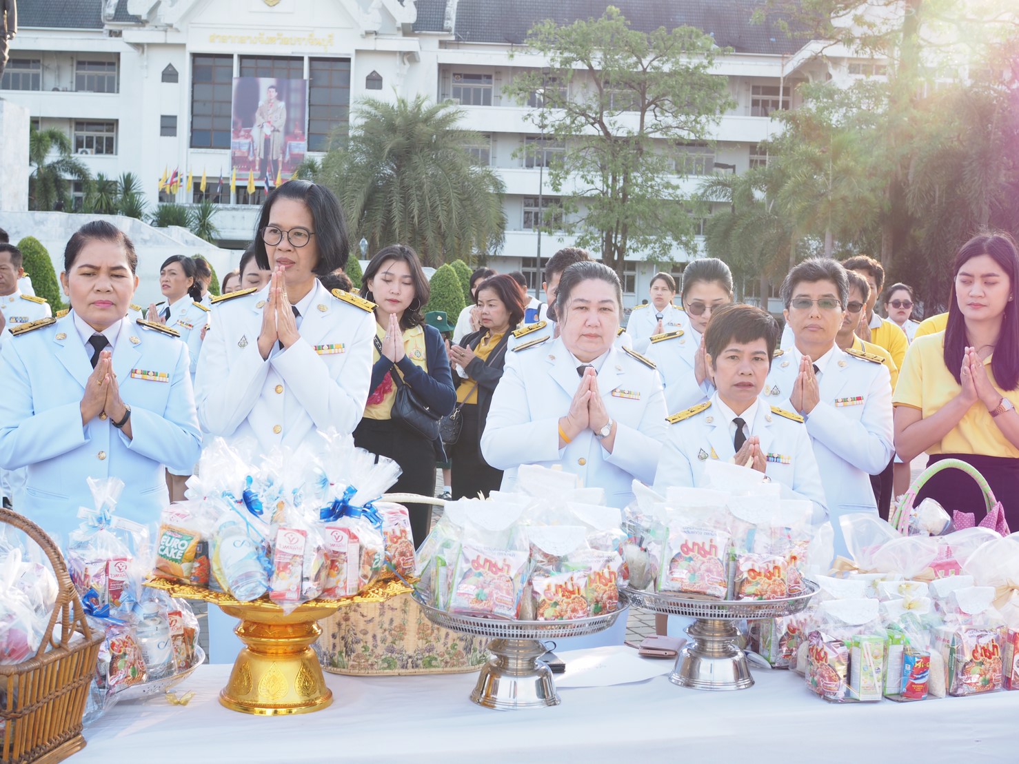 พิธีทำบุญตักบาตรพระสงฆ์สามเณร จำนวน ๘๙ รูป : กิจกรรมเนื่องในวันพ่อแห่งชาติ ๕ ธันวาคม ๒๕๖๒