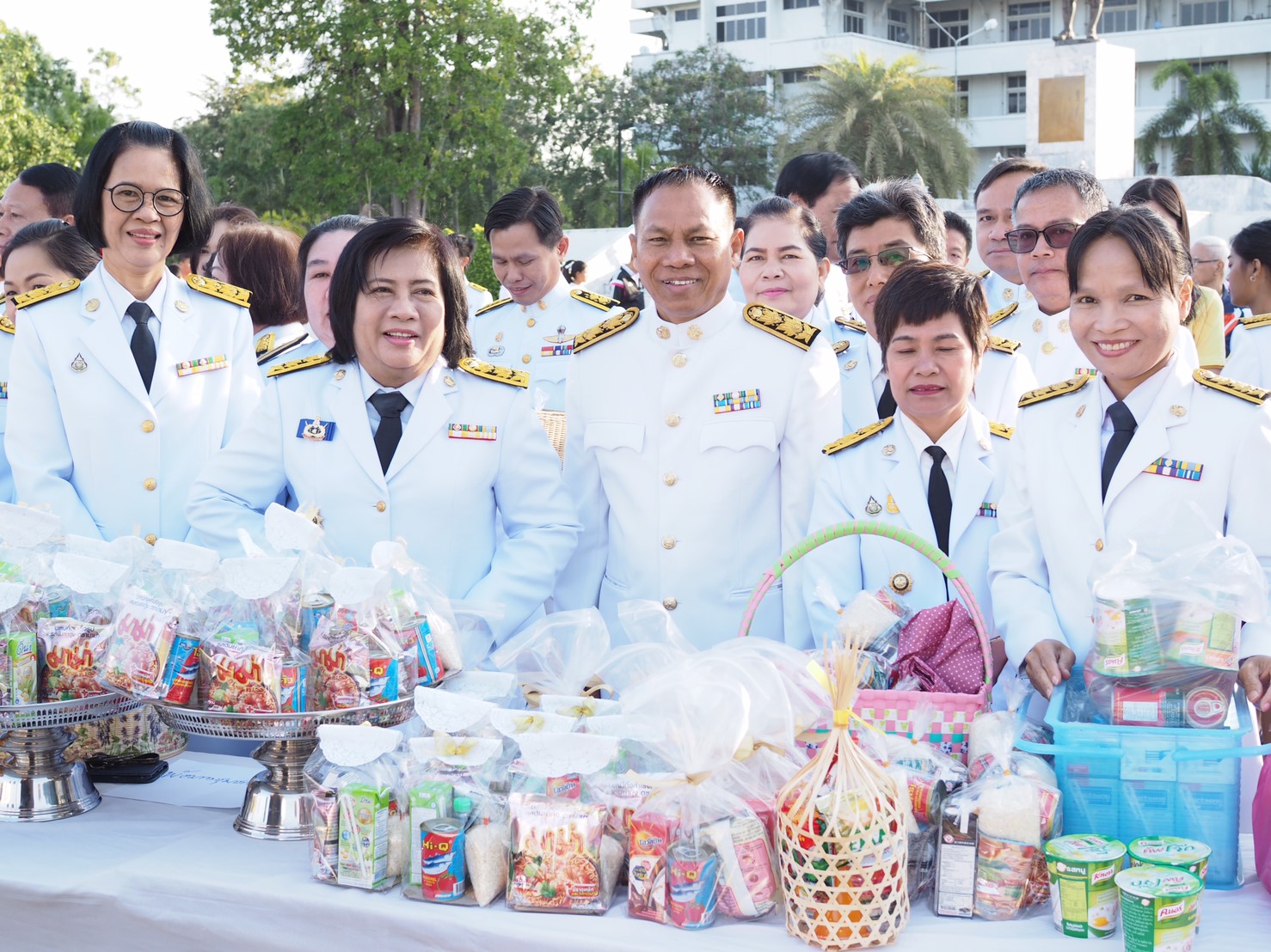 พิธีทำบุญตักบาตรพระสงฆ์สามเณร จำนวน ๘๙ รูป : กิจกรรมเนื่องในวันพ่อแห่งชาติ ๕ ธันวาคม ๒๕๖๒