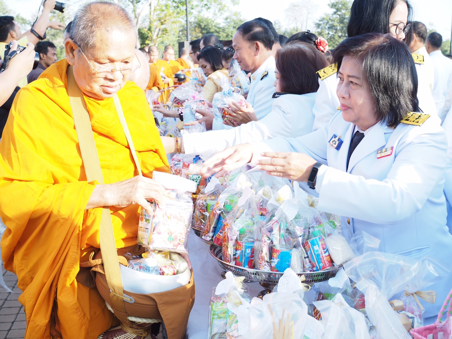 พิธีทำบุญตักบาตรพระสงฆ์สามเณร จำนวน ๘๙ รูป : กิจกรรมเนื่องในวันพ่อแห่งชาติ ๕ ธันวาคม ๒๕๖๒