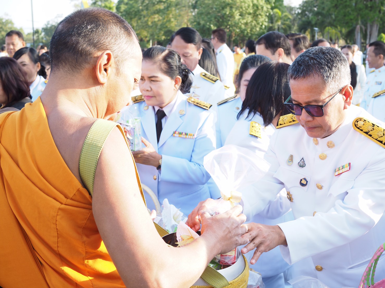 พิธีทำบุญตักบาตรพระสงฆ์สามเณร จำนวน ๘๙ รูป : กิจกรรมเนื่องในวันพ่อแห่งชาติ ๕ ธันวาคม ๒๕๖๒