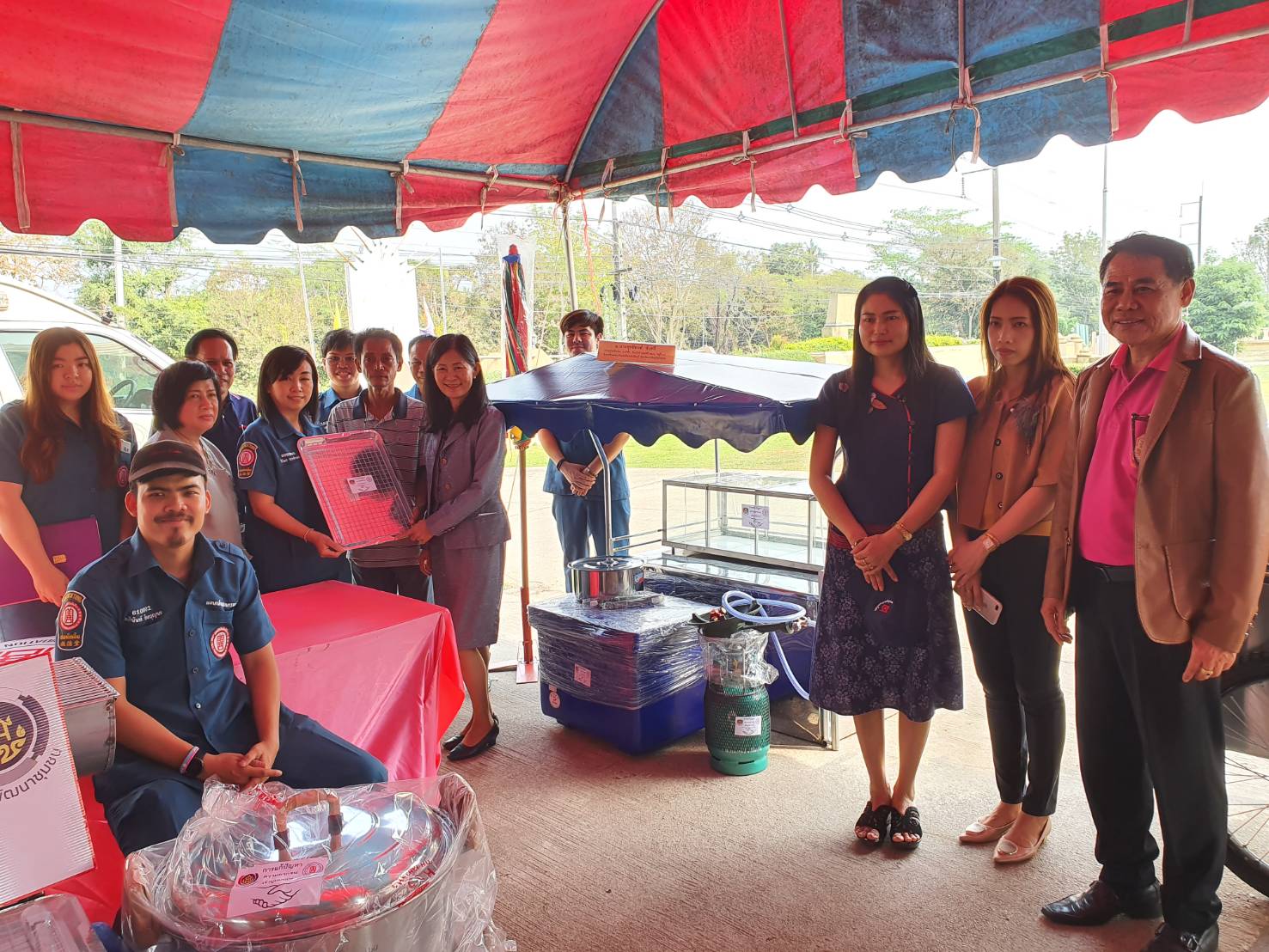 การมอบวัสดุอุปกรณ์สนับสนุนการประกอบอาชีพของครัวเรือนยากจนของจังหวัดปราจีนบุรี จำนวน 6 ครัวเรือน ซึ่งเป็นการดำเนินงานภายใต้บันทึกข้อตกลงความร่วมมือในการแก้ไขปัญหาความยากจนเชิงบูรณาการ ระหว่างกรมการพัฒนาชุมชน กระทรวงมหาดไทย กับมูลนิธิปอเต็กตึ๊ง