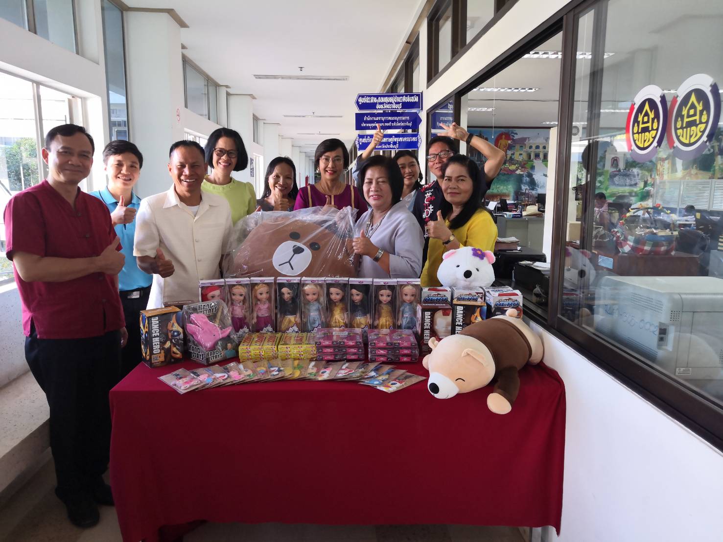 รับมอบของขวัญสำหรับเด็กเพื่อสนับสนุนการจัดกิจกรรมวันเด็กเนื่องในงานวันเด็กแห่งชาติ ประจำปี 2563