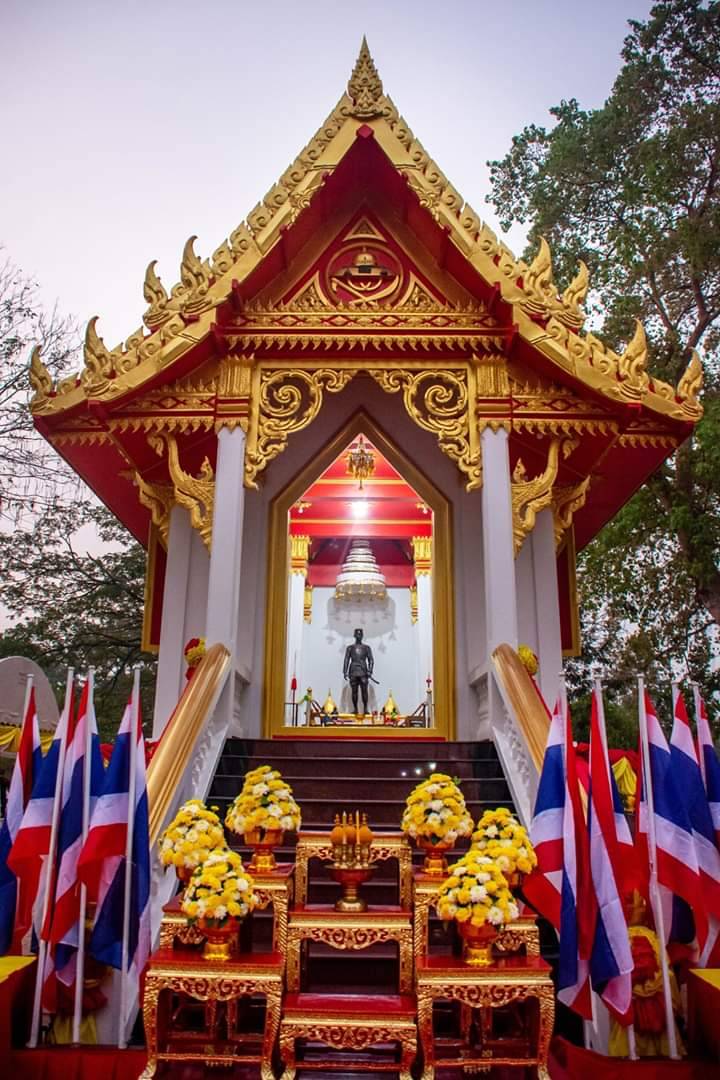 พิธีวางพานพุ่มถวายราชสักการะสมเด็จพระนเรศวรมหาราช ณ บริเวณศาลสมเด็จพระนเรศวรมหาราช มณฑลทหารบกที่ 12 ตำบลบ้านพระ อำเภอเมืองปราจีนบุรี จังหวัดปราจีนบุรี