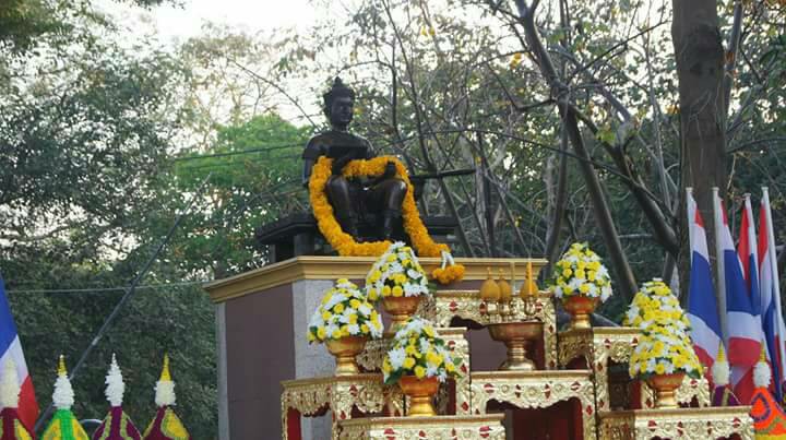 พิธีวางพานพุ่มถวายราชสักการะพ่อขุนรามคำแหงมหาราช ณ บริเวณหน้าพระบรมราชานุสาวรีย์พ่อขุนรามคำแหงมหาราช มหาวิทยาลัยรามคำแหง สาขาวิทยบริการเฉลิมพระเกียรติจังหวัดปราจีนบุรี ตำบลไม้เค็ด อำเภอเมืองปราจีนบุรี จังหวัดปราจีนบุรี