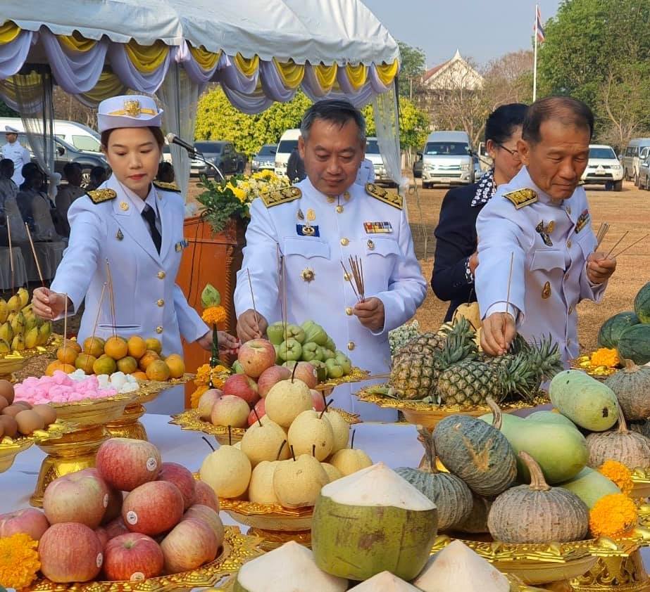 พิธีวางพานพุ่มถวายราชสักการะพ่อขุนรามคำแหงมหาราช ณ บริเวณหน้าพระบรมราชานุสาวรีย์พ่อขุนรามคำแหงมหาราช มหาวิทยาลัยรามคำแหง สาขาวิทยบริการเฉลิมพระเกียรติจังหวัดปราจีนบุรี ตำบลไม้เค็ด อำเภอเมืองปราจีนบุรี จังหวัดปราจีนบุรี